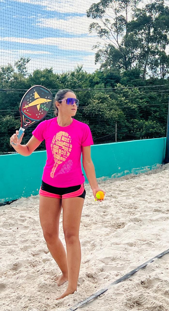 Camiseta rosa personalizada 100% poliamida para o evento Torneio Feminino de Beach Tennis.